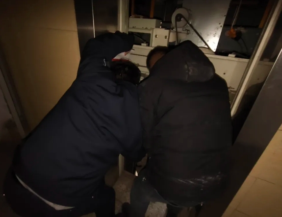 长治屯留：电梯惊魂！民警逐层搜救！