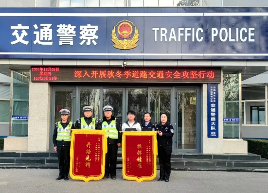 长治潞城：“跟着我！”警车开道，争分夺秒开辟“生命通道”
