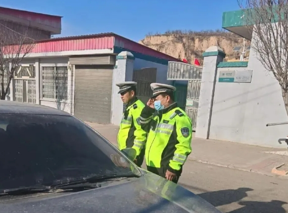 临汾公安交警整治“一盔一带”不停歇 守护群众平安行