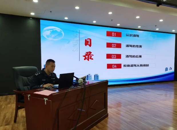 吕梁交城交警走进煤矿企业开展冬季道路交通安全宣传活动