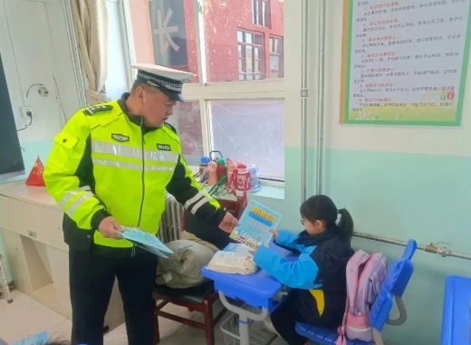 临汾公安交警走进辖区学校开展冬季交通安全宣传活动 共筑校园平安路