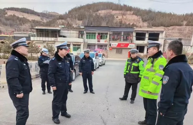 吕梁临县：璀璨焰火  交警护航