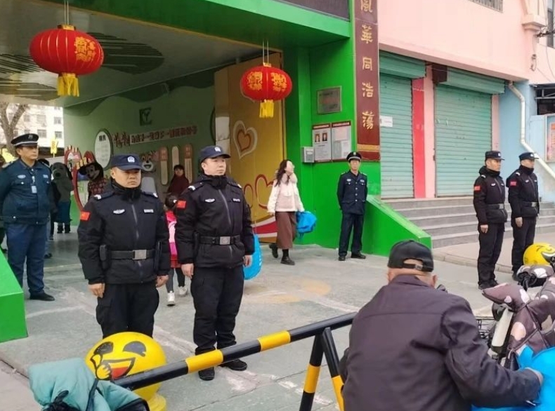 运城市万荣县公安：“警”然有序  站好护学第一岗