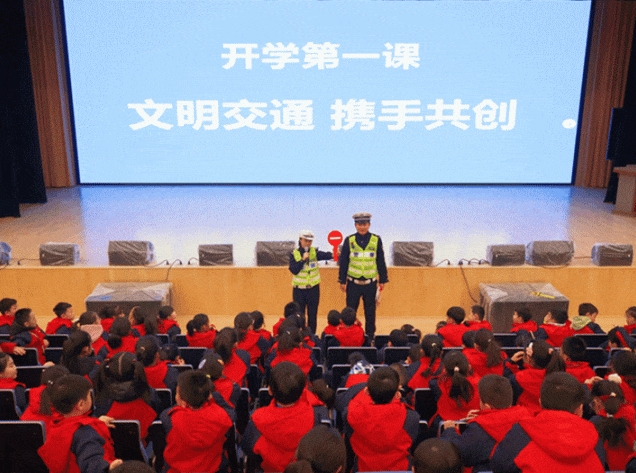 长治：开学首日“警”相伴  全力以赴护平安