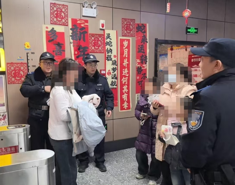 太原尖草坪：女童走失影院急，民警寻亲暖人心