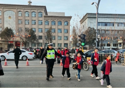 长治武乡公安交警、巡警全力护航“开学季”