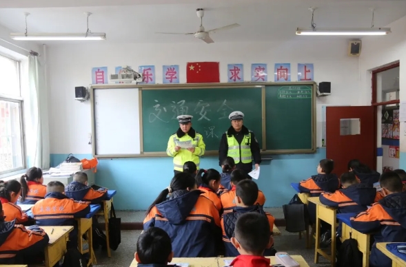 站好“护学岗”，上好“交通安全第一课”，临汾公安交警全力护航春季开学季