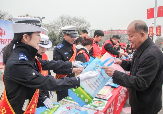 忻州公安交警联合多部门开展学雷锋文明实践活动