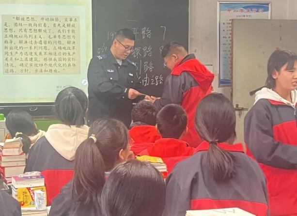 长治壶关公安：情暖学子，送证进校园