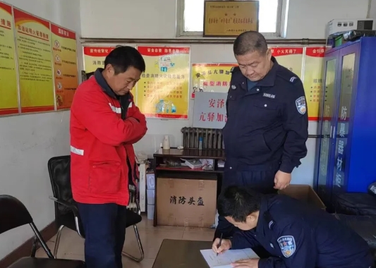 临汾安泽公安开展加油站安全检查工作