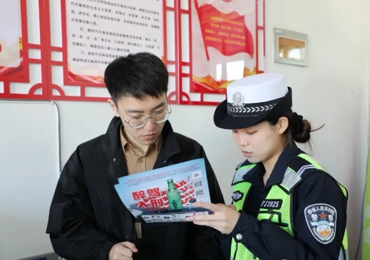 临汾洪洞：交警宣传进社区，贴近群众话安全