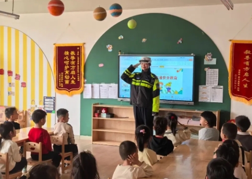 临汾公安交警：“警”握小手 安全“童”行