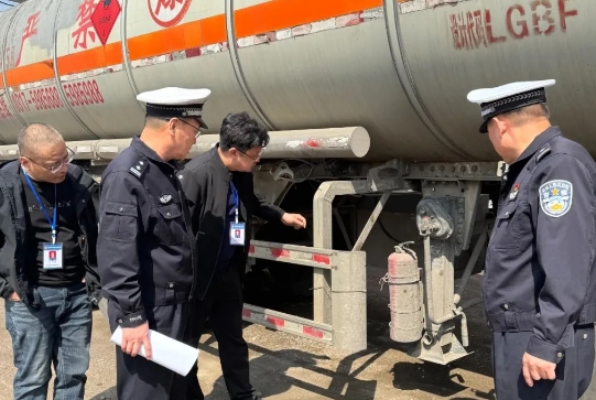 临汾侯马交警走进危货企业开展“企业安全警示教育”活动