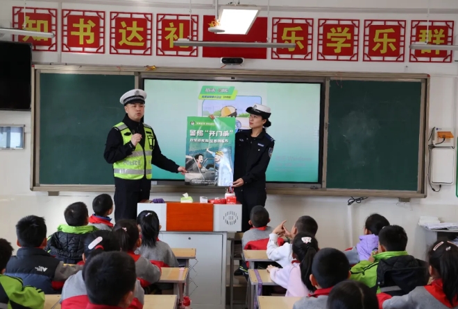 吕梁孝义：公安交警进校园宣传 守护平安上学路