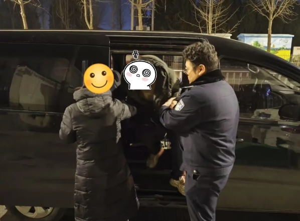 男子醉酒“酣睡” 街头   长治壶关公安助其“返归途”