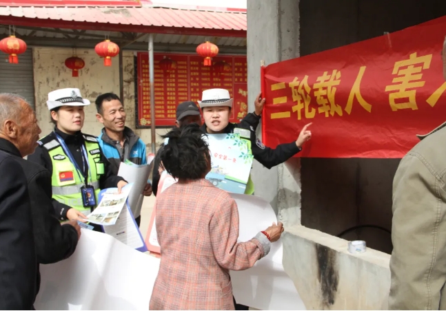 运城稷山交警进农村对“银发”一族开展安全宣传