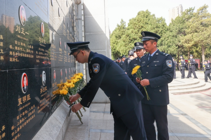 河南省公安厅开展清明祭英烈活动(1)391.png