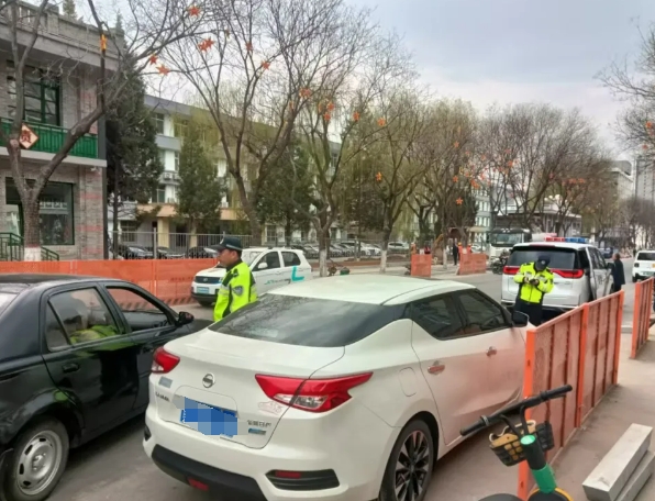 临汾蒲县公安交警持续整治乱停乱放，全力保障有序畅通
