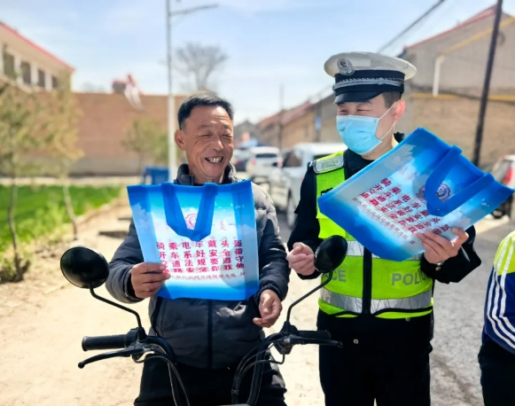 临汾公安交警开展“一老一小”精准宣传  筑牢重点群体交通安全防线