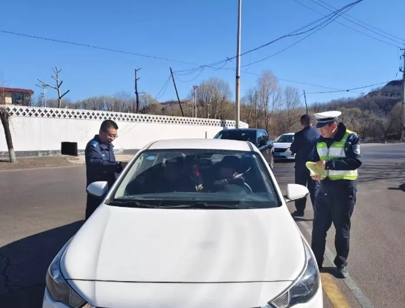 吕梁孝义交警清明严查违法 守护出行安全防线
