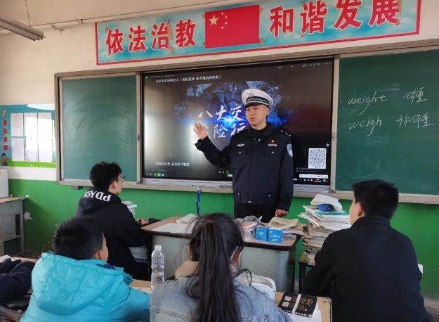 吕梁交城交警：交通安全进校园 “警”心呵护伴成长