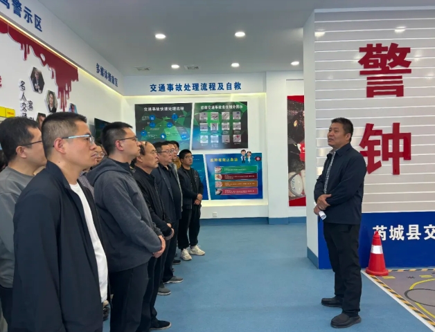 运城芮城公安交警组织应急管理局工作人员到交通安全警示教育基地参观学习