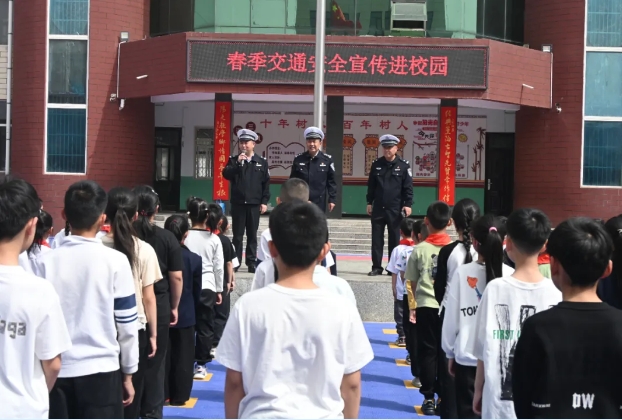运城垣曲县公安局交警大队大队长（法治副校长）任杰深入逸夫小学开展交通安全宣传活动