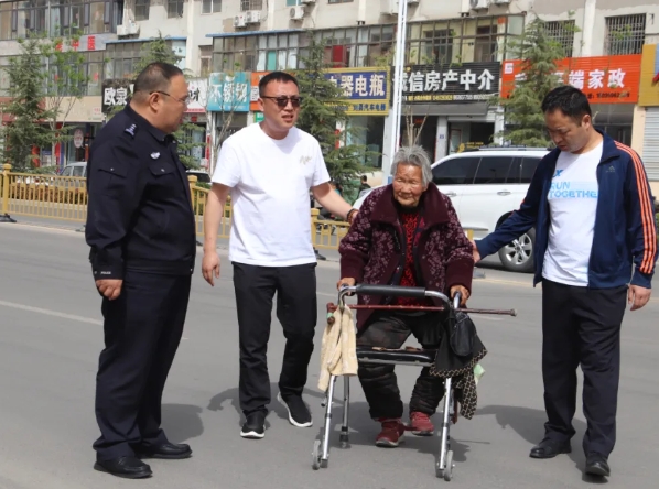 九旬老人误入车流   运城绛县交警温情守护平安回家