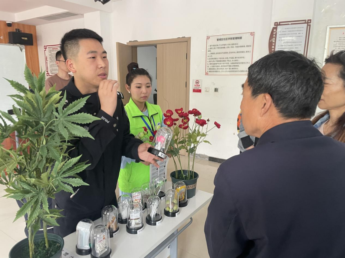 河南郑州:银发不老情 禁毒宣传显真情293.png