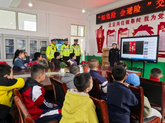 吕梁岚县：护航平安路  交警紧随行