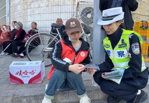 临汾公安交警走街串巷“唠”安全，筑牢乡村平安路