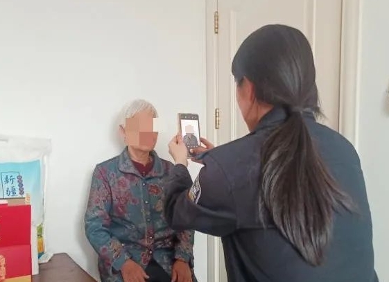 吕梁孝义公安 ：“窗口”开到百姓家 上门办证“暖民心”