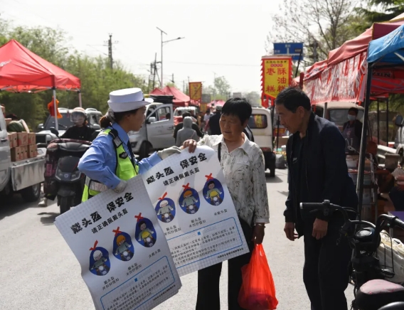 运城河津公安交警：交安宣传“赶庙会”，安全出行驻心间
