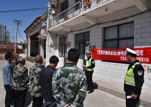 临汾公安交警进农村开展《道路交通安全法》实施21周年主题宣传活动