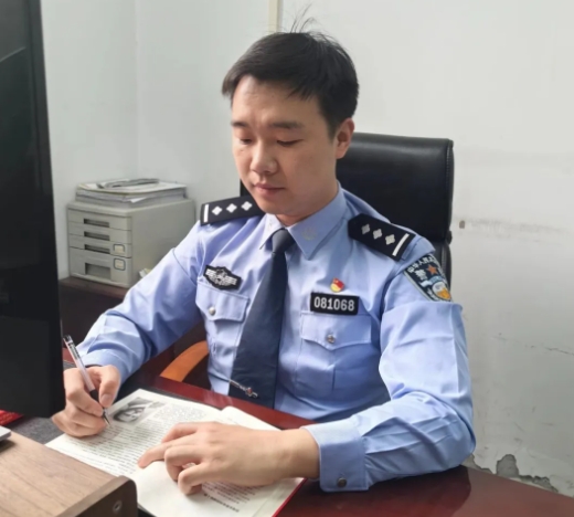 春风拂页眉  书香铸警魂