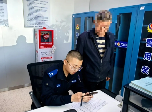 太原娄烦：老人误点广告被扣款  民警耐心操作帮追回