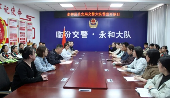 临汾公安交警沉浸式安全教育点亮童年 “小交警”实践课堂护航成长