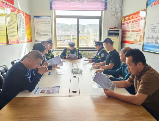 筑牢货运安全防线  山西高速交警开展交通安全宣传进企业活动