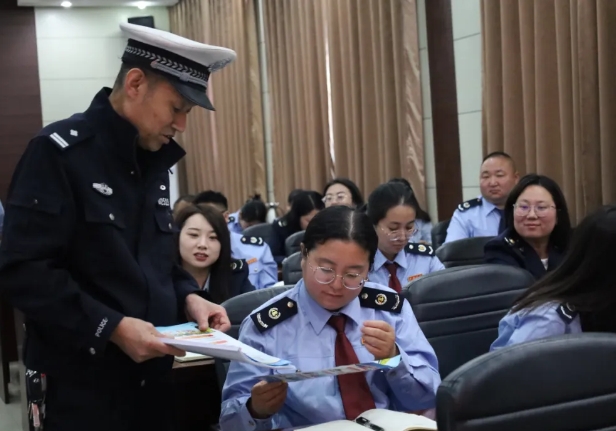 吕梁临县交警走进税务局开展交通安全宣传活动