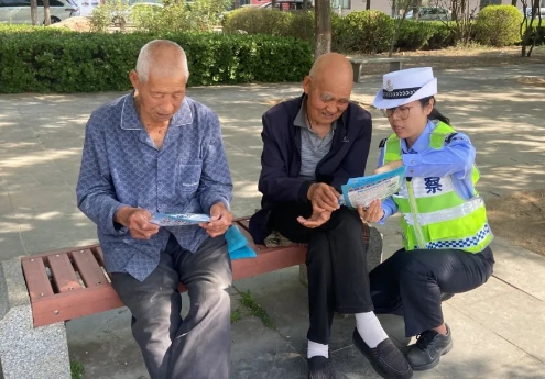 临汾侯马交警“五一”坚守  为“银发”游客筑牢“一盔一带”安
