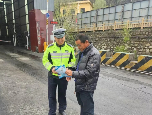 临汾蒲县公安交警进企业 共筑平安路