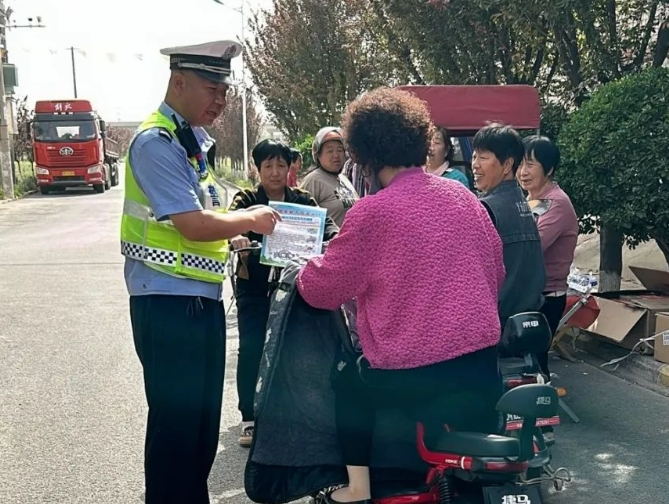 临汾侯马：交警进农村，集市宣传护平安