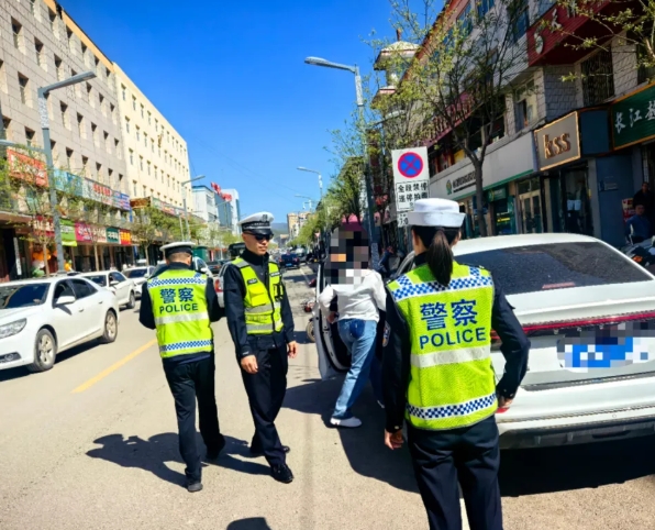 吕梁交口交警开展“平安返程”主题宣传活动