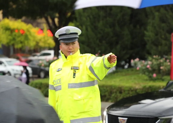 “警”色相伴 “雨”你同行 ——临汾洪洞公安交警雨中执勤 坚
