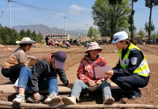 吕梁交警走进田间地头开展道路交通安全宣传活动