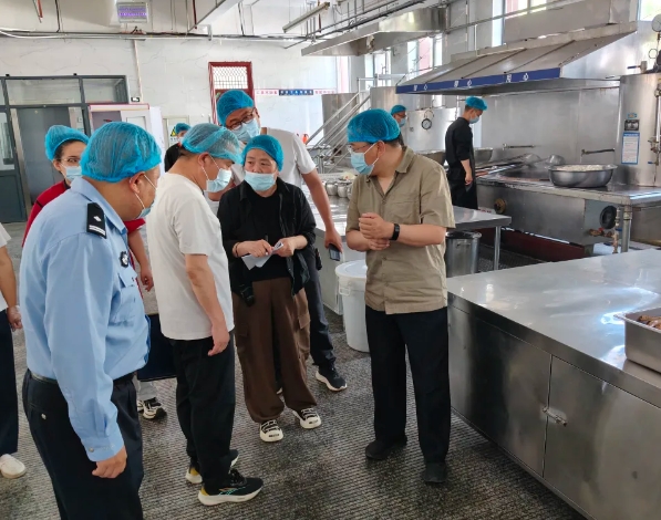 “食”刻把关  守护校园“舌尖安全” ——长治壶关公安对校园食品进行检查
