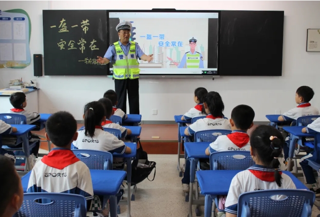 临汾侯马：交警进校园 “一盔一带”护平安