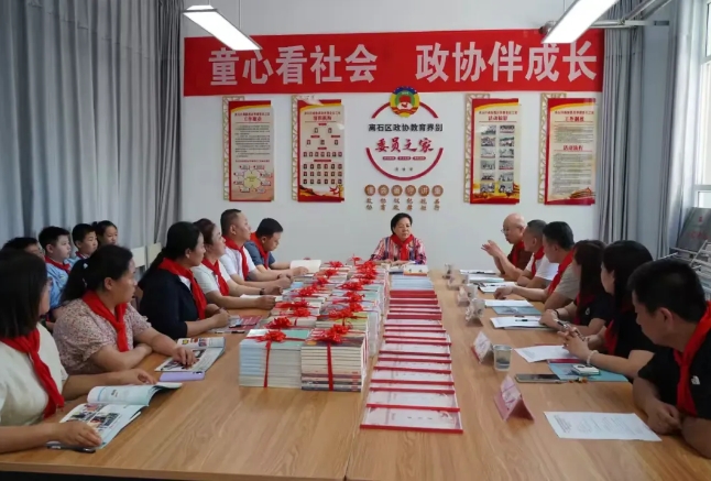 书香润童心 政协伴成长——吕梁市政协送图书进校园委员履职“服