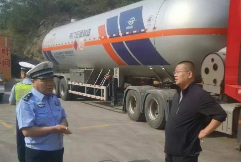 吕梁孝义交警走进危化品企业开展交通安全宣传