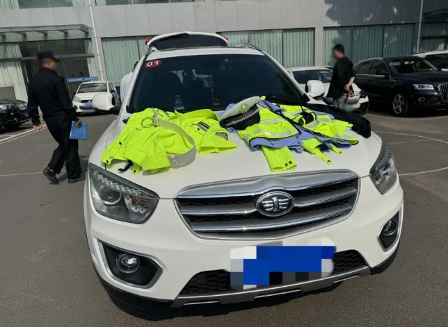 当 “警服崇拜” 撞上法律红线：一场荒诞的 “执法” 闹剧